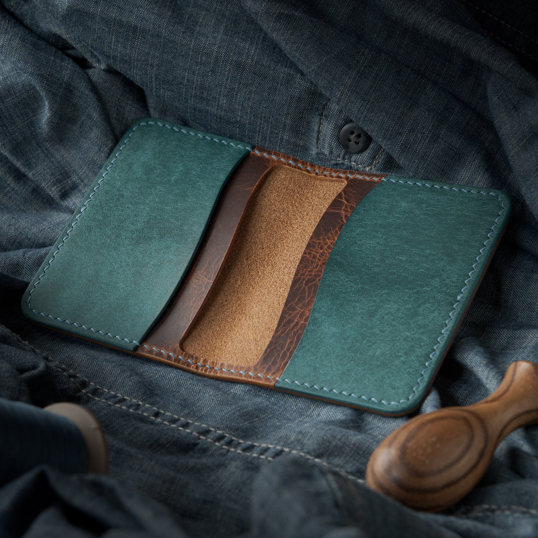 Banqise Wallet - Cognac Wax & Marine Pueblo