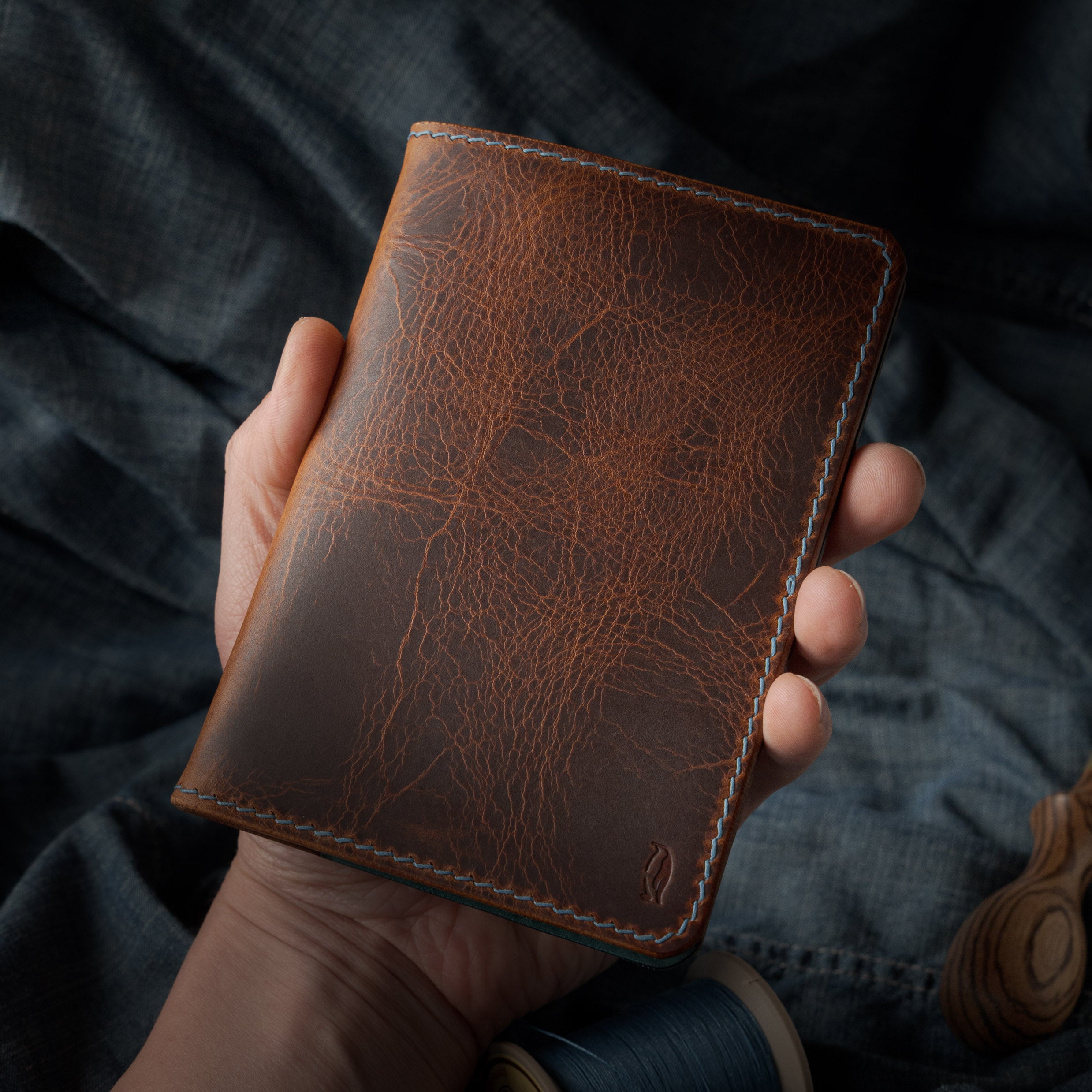 Porte-Passeport Astrolabe - Turquoise & Cognac