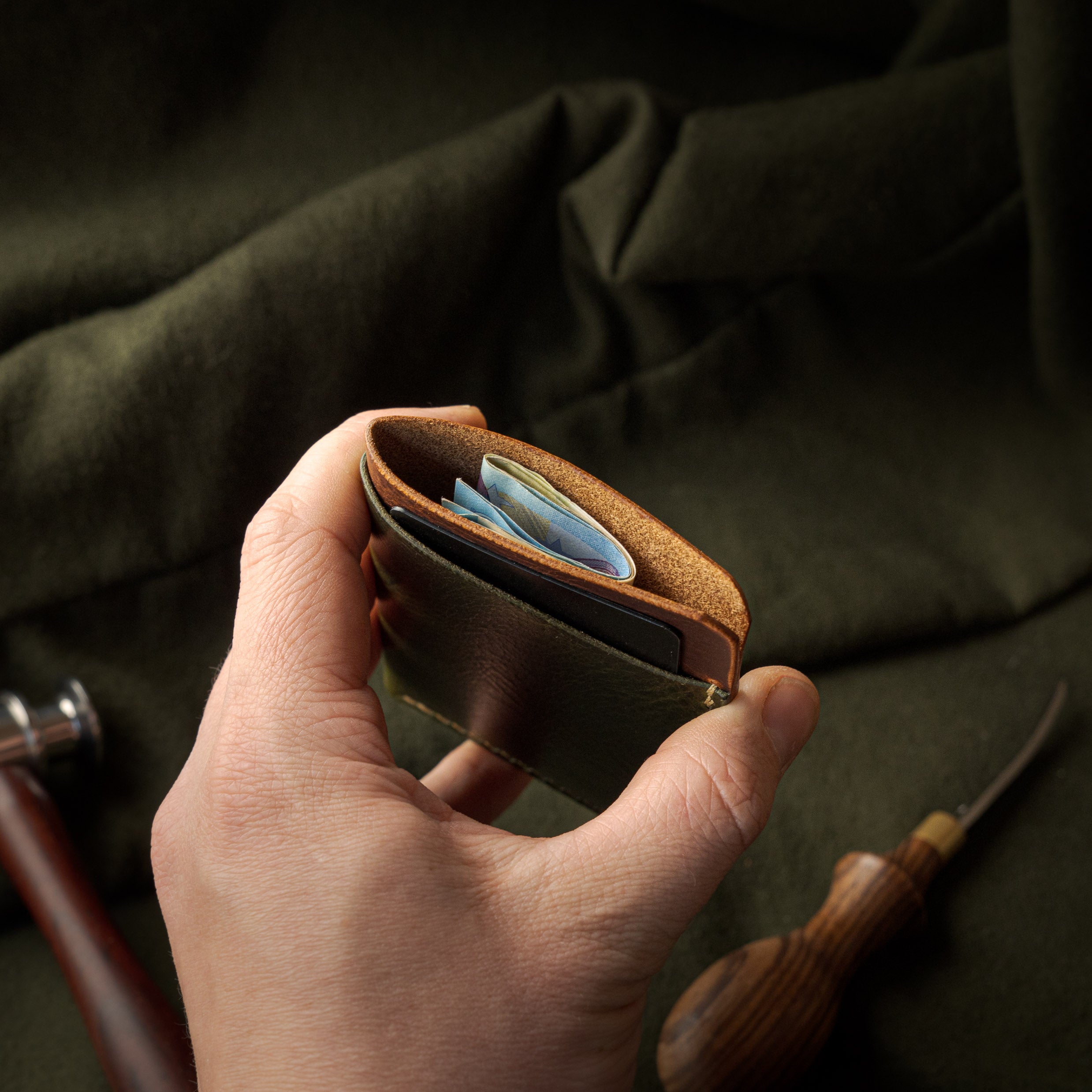 Porte-cartes Iceberg - Vert olive & Cognac