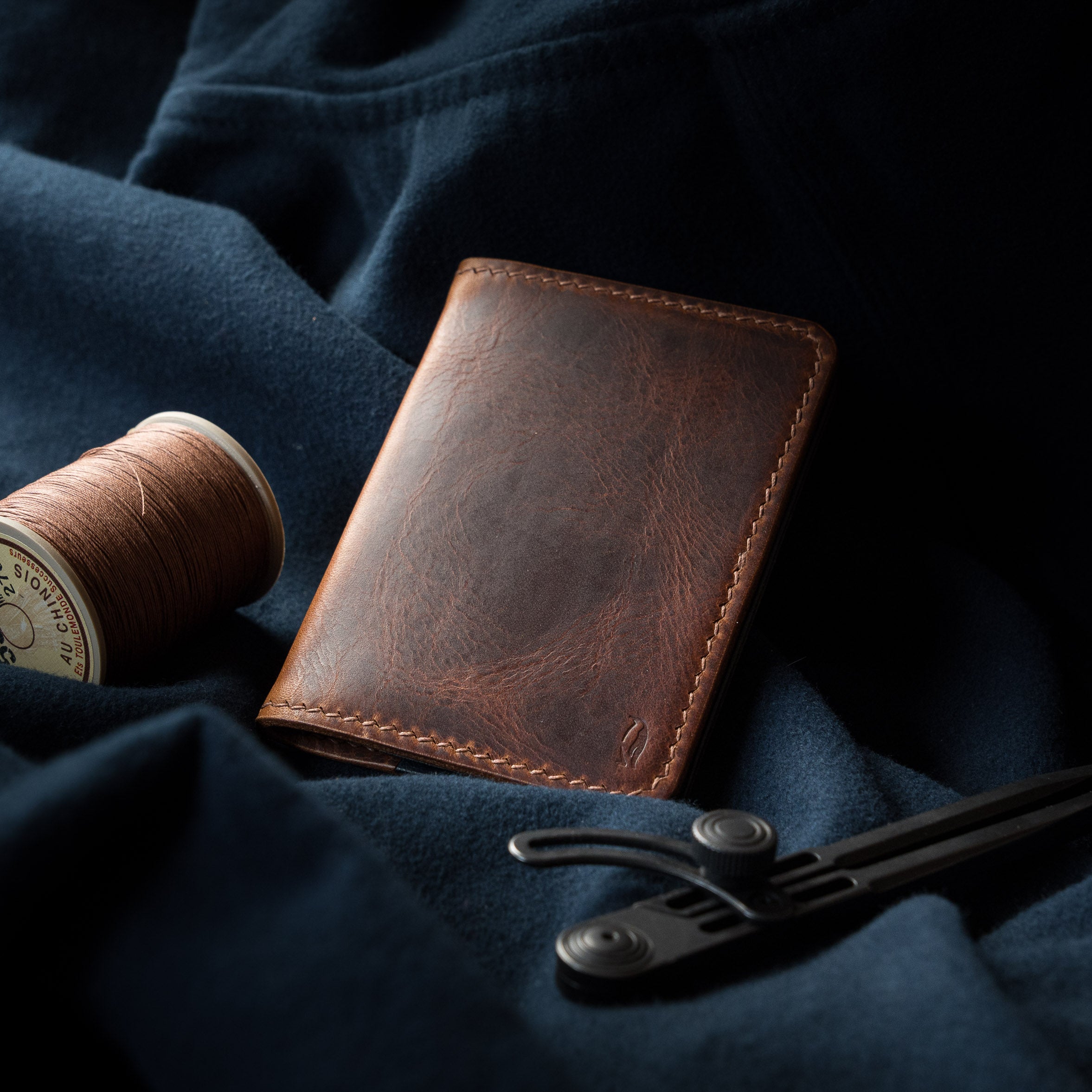Banqise Wallet - Cognac Wax & Marine Pueblo