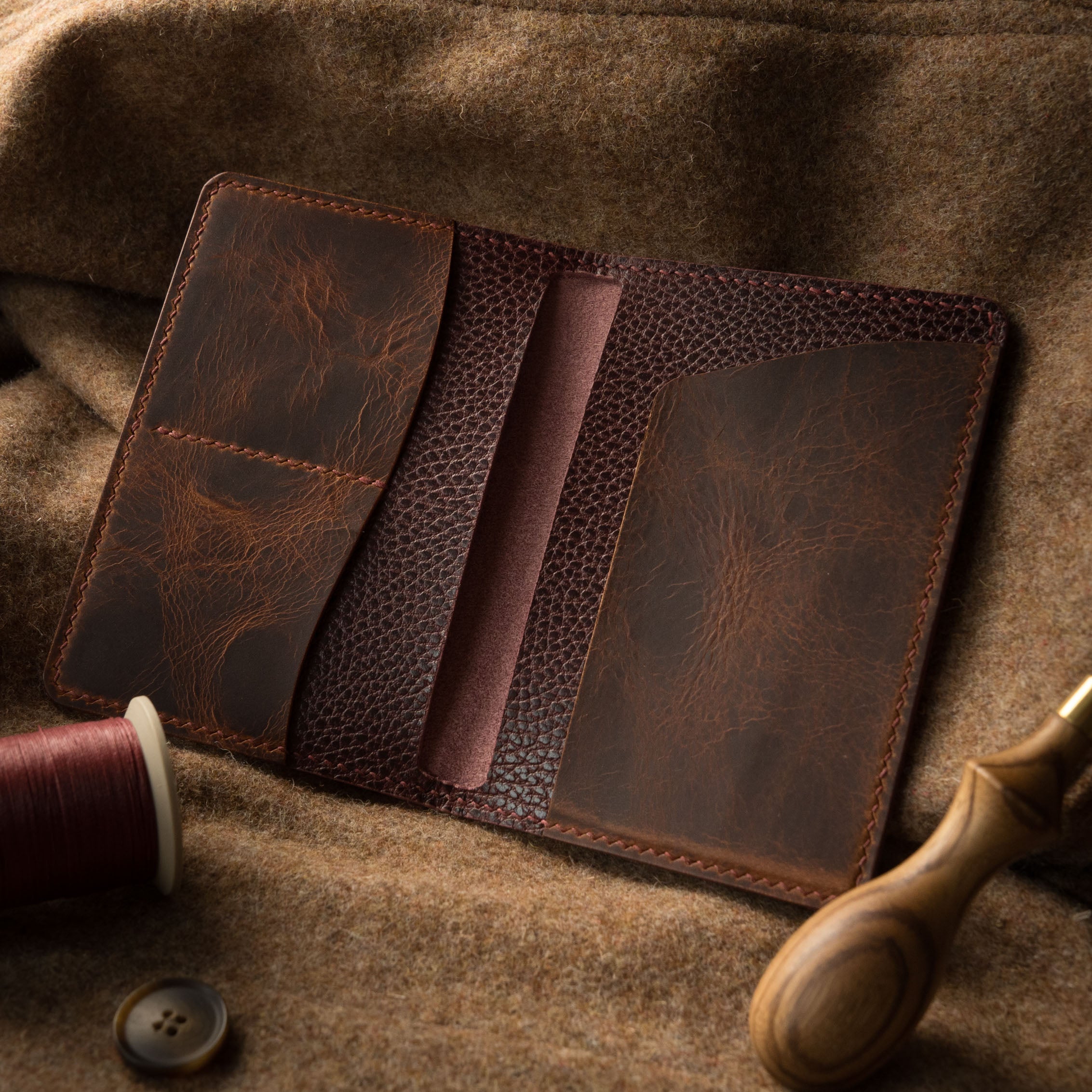 Porte-Passeport Astrolabe - Dollaro Bordeaux & Cognac