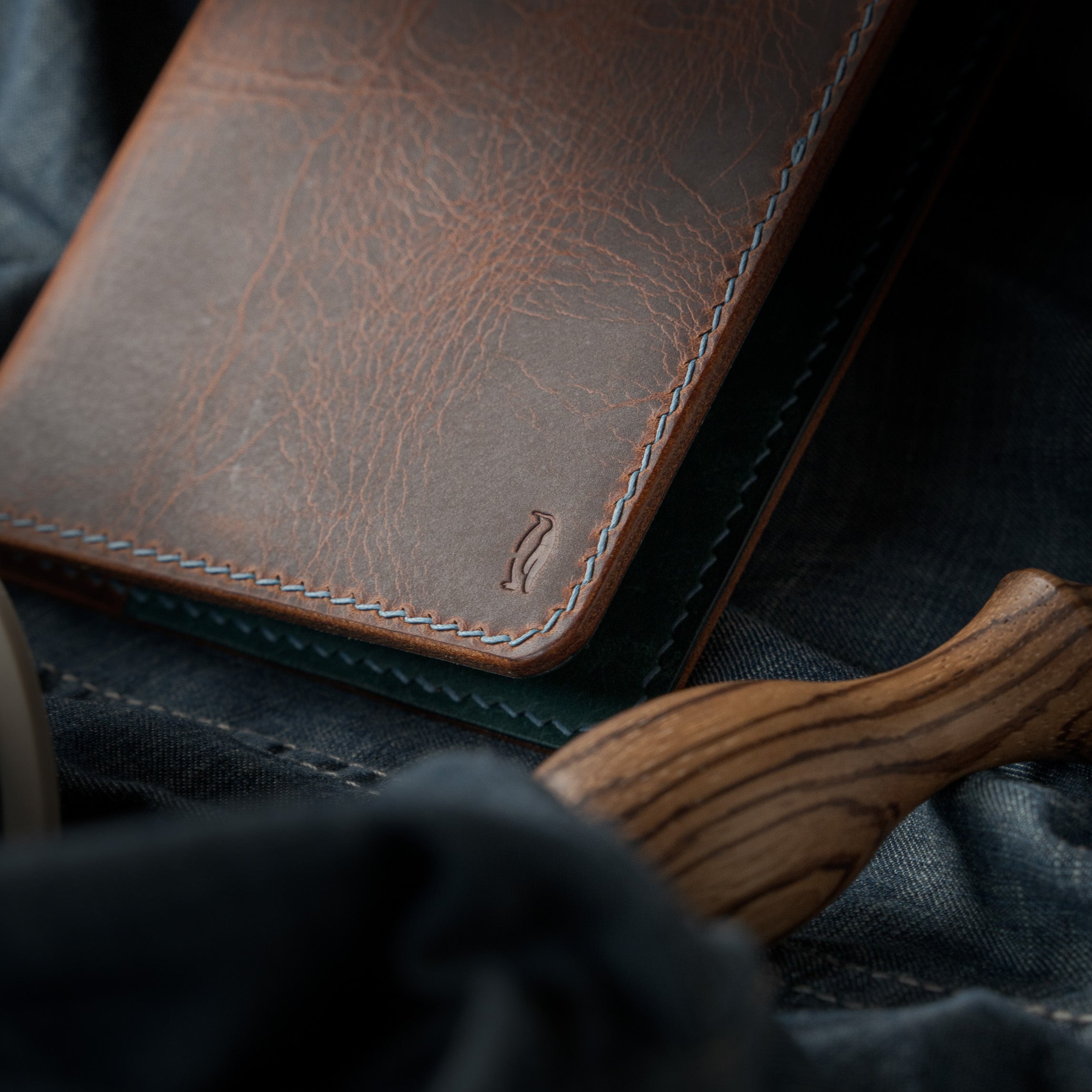 Porte-Passeport Astrolabe - Turquoise & Cognac