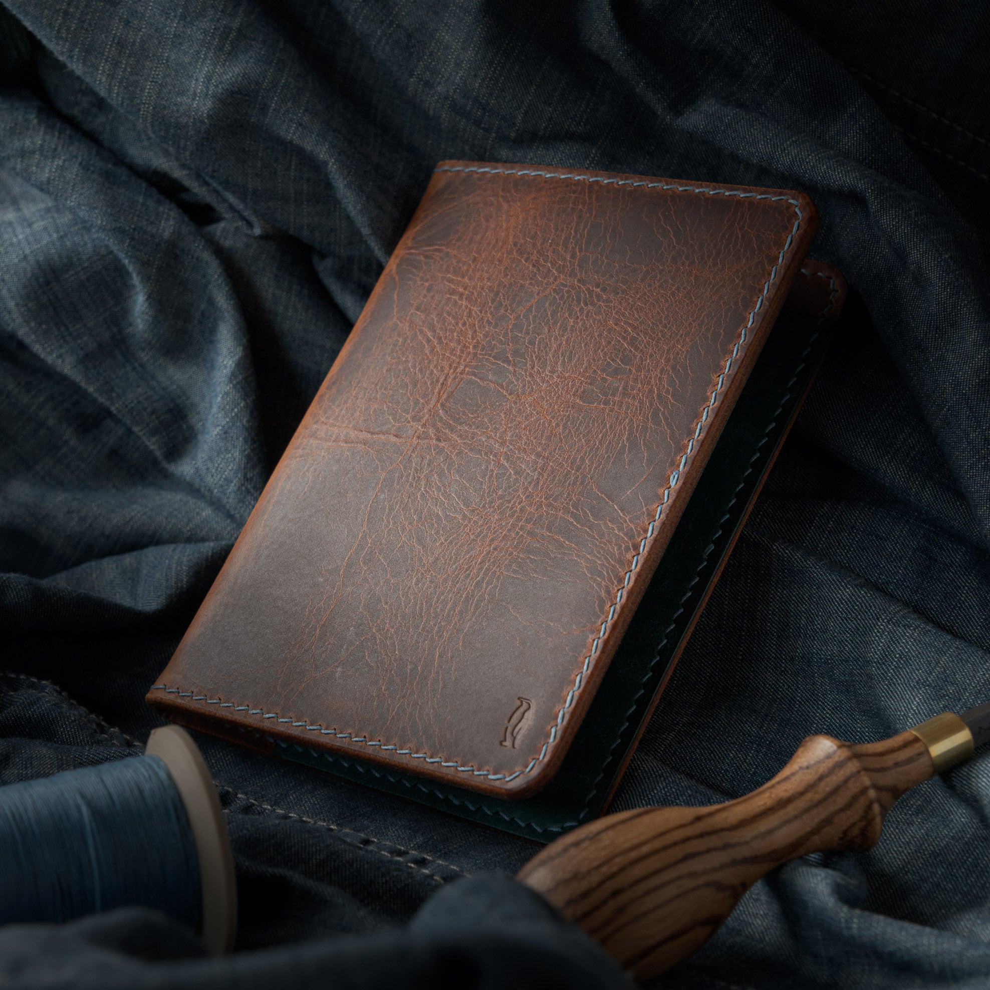 Porte-Passeport Astrolabe - Turquoise & Cognac