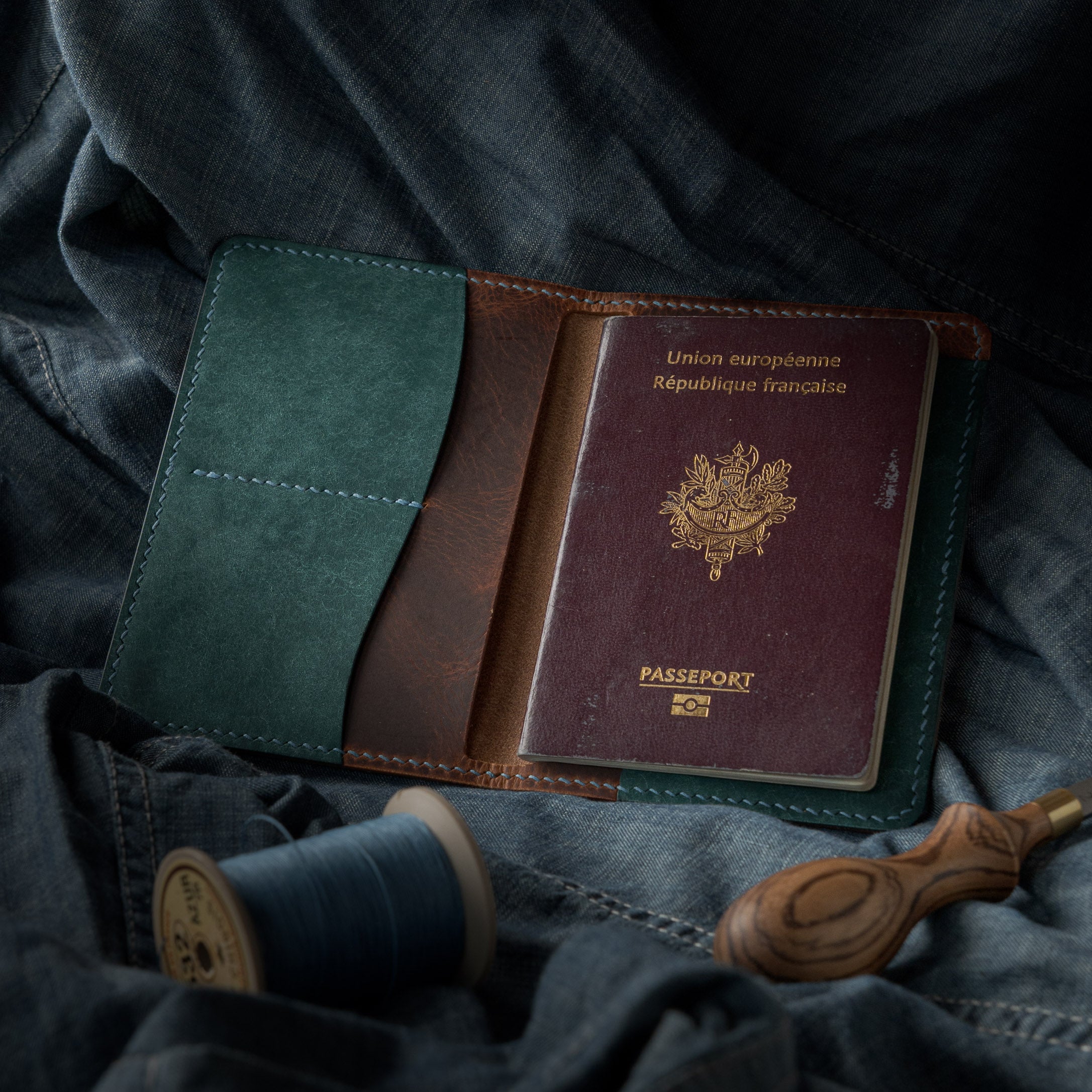 Porte-Passeport Astrolabe - Turquoise & Cognac