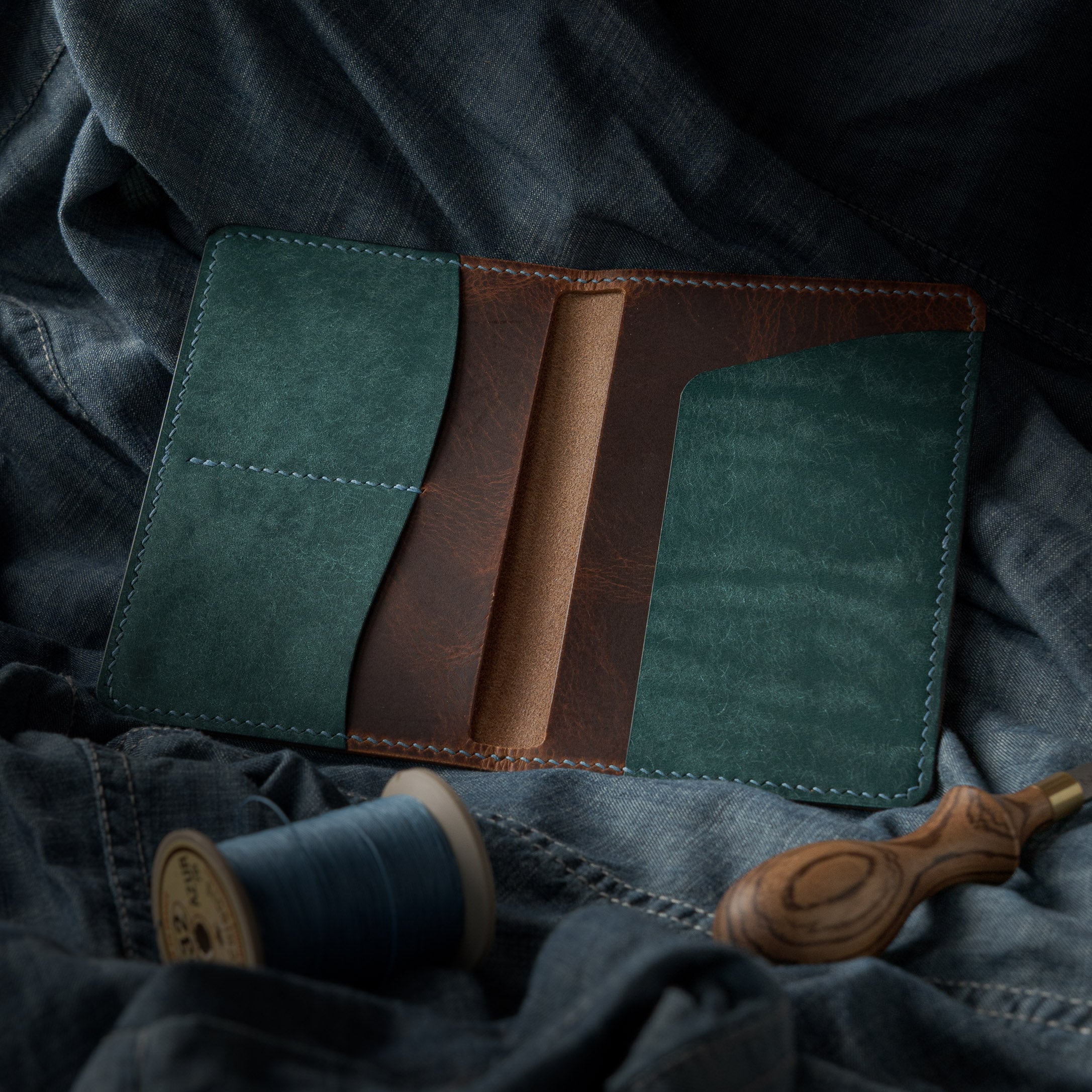 Porte-Passeport Astrolabe - Turquoise & Cognac