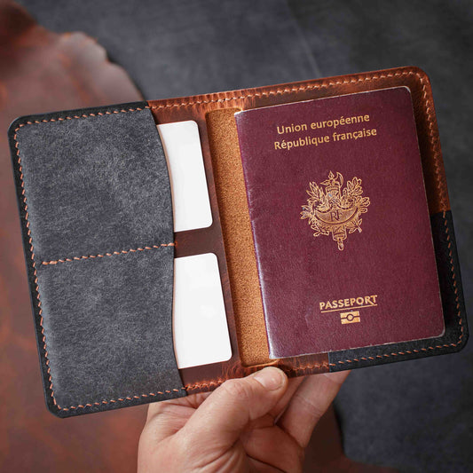 Porte-Passeport Astrolabe - Wax Cognac & Marine